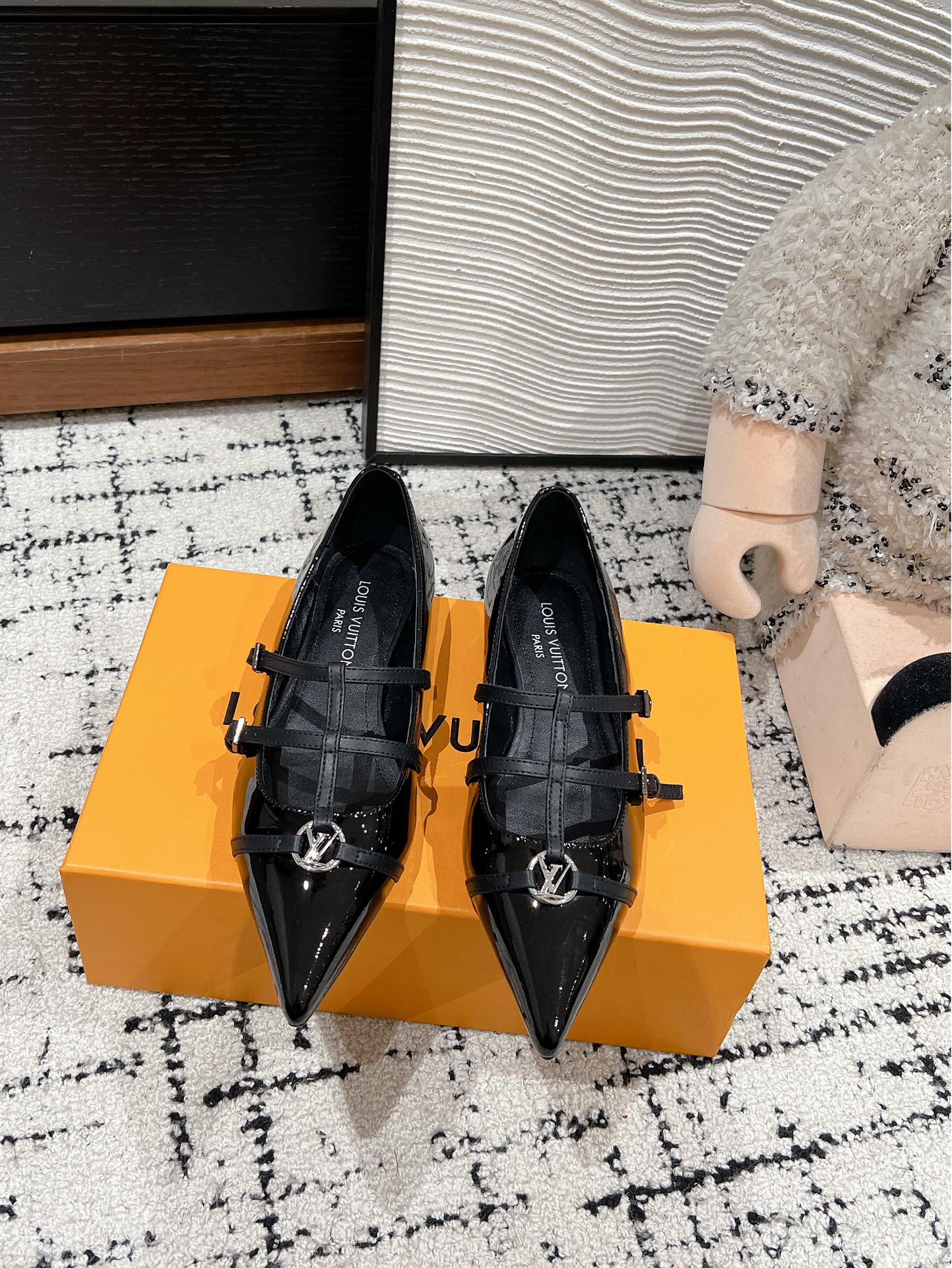 POINTED FLAT SHOES IN BLACK CALFSKIN