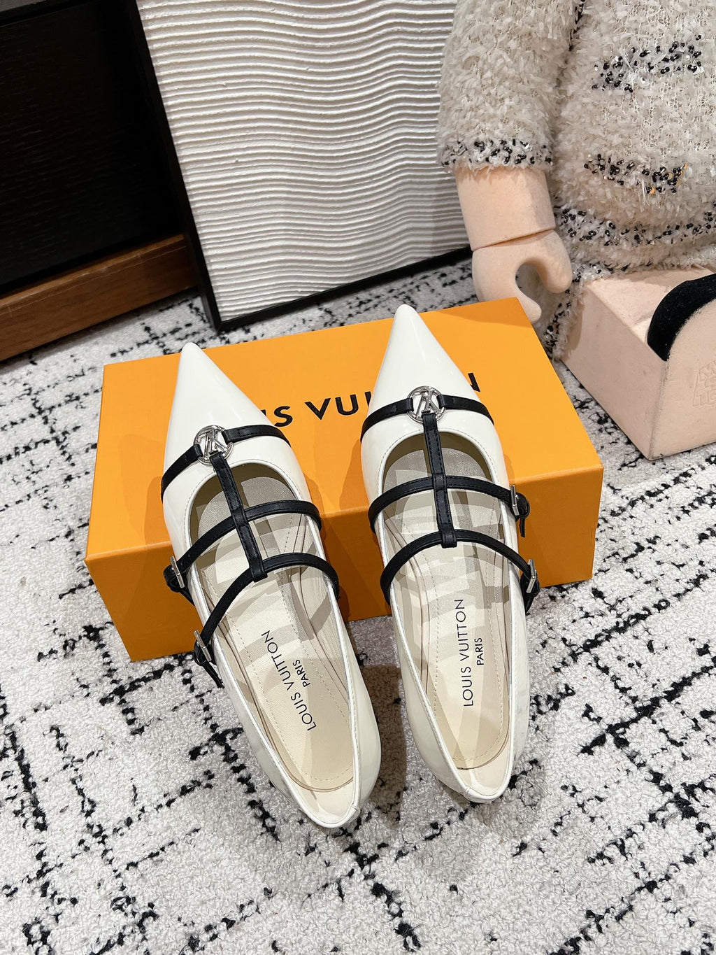 POINTED FLAT SHOES IN WHITE MIX BLACK CALFSKIN