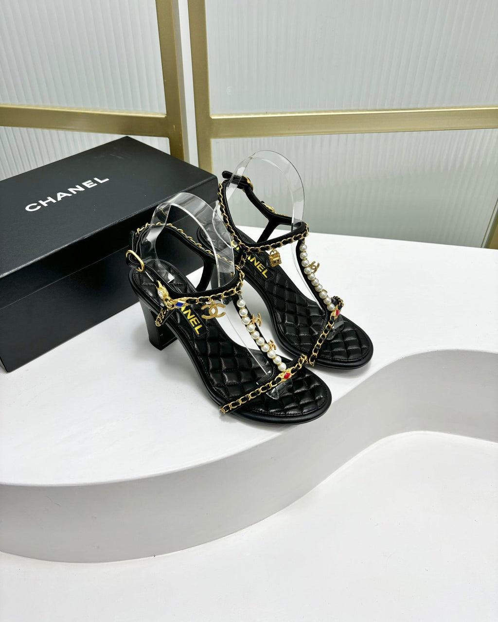 HIGH HEELS PEARL CHAIN IN BLACK COWHIDE