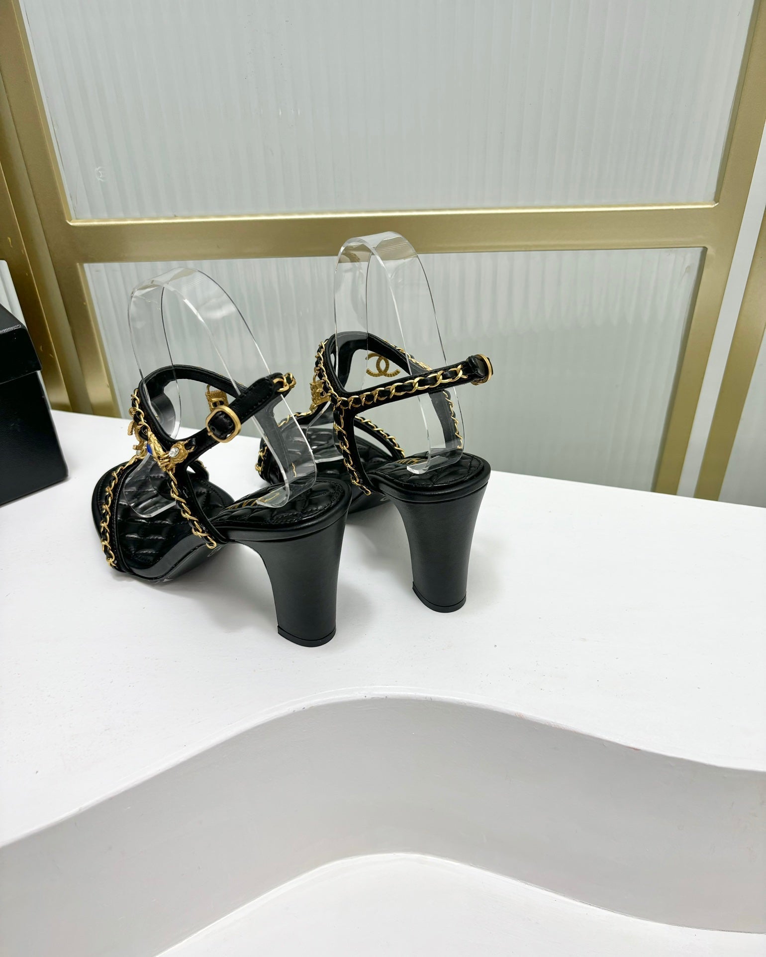 HIGH HEELS PEARL CHAIN IN BLACK COWHIDE