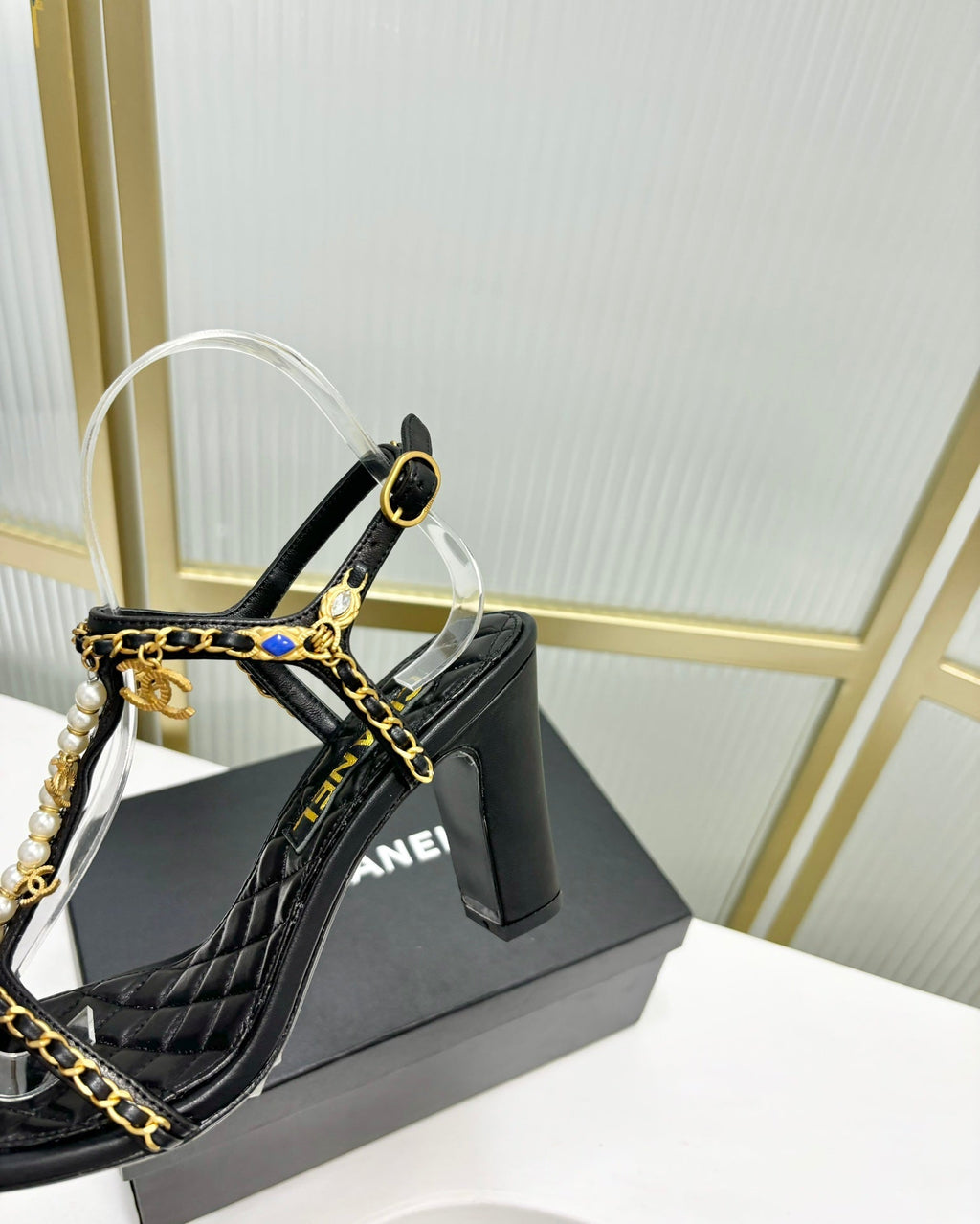 HIGH HEELS PEARL CHAIN IN BLACK COWHIDE