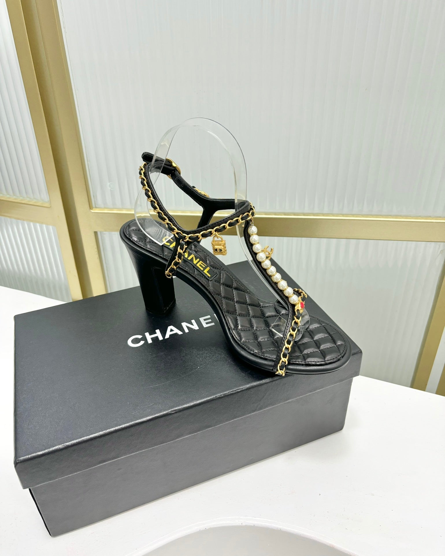 HIGH HEELS PEARL CHAIN IN BLACK COWHIDE