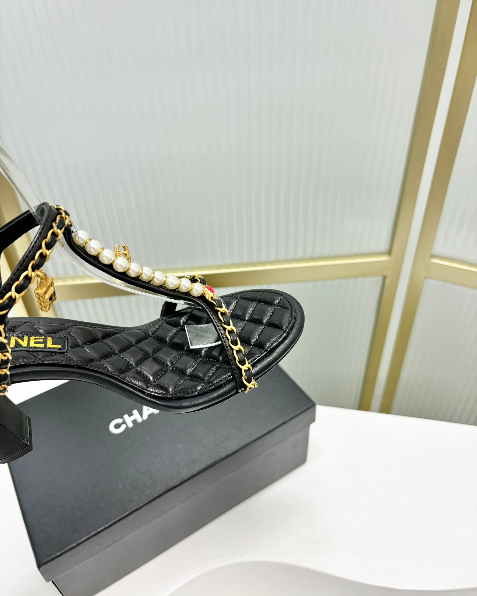 HIGH HEELS PEARL CHAIN IN BLACK COWHIDE