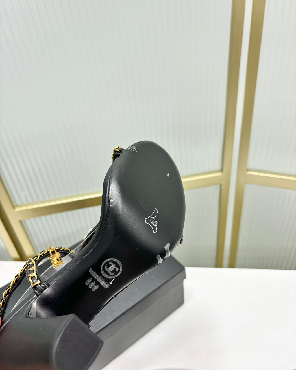 HIGH HEELS PEARL CHAIN IN BLACK COWHIDE