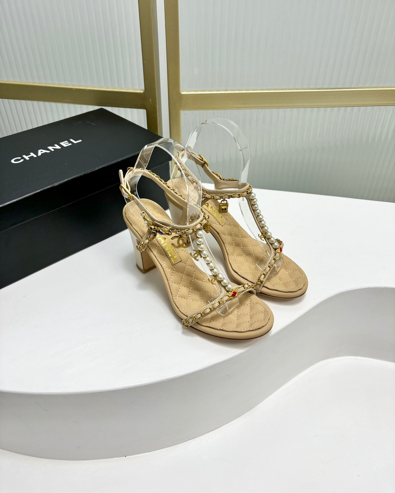 HIGH HEELS PEARL CHAIN IN BEIGE CREAM COWHIDE