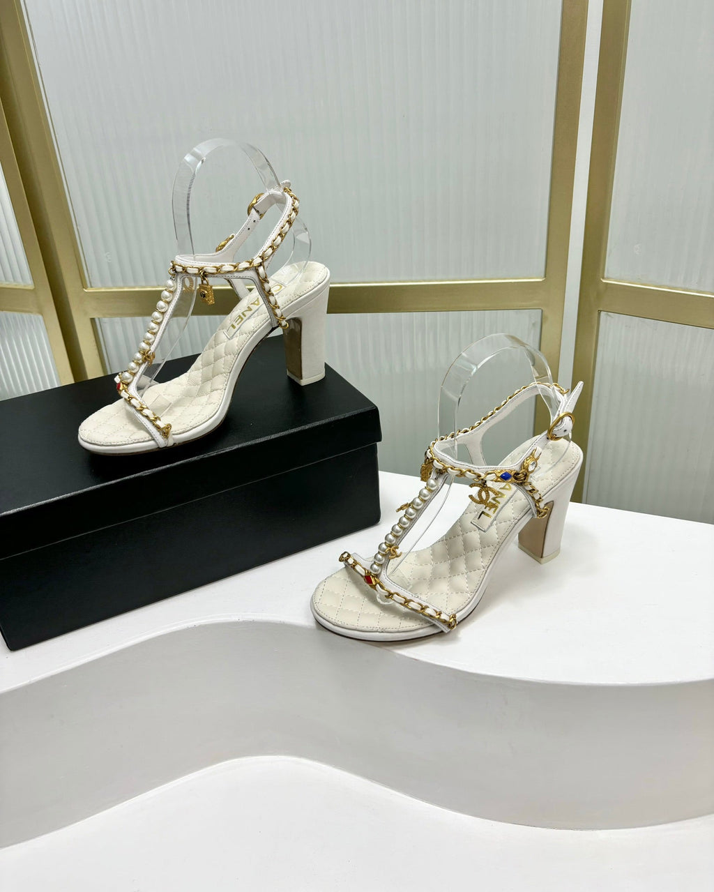 HIGH HEELS PEARL CHAIN IN WHITE COWHIDE