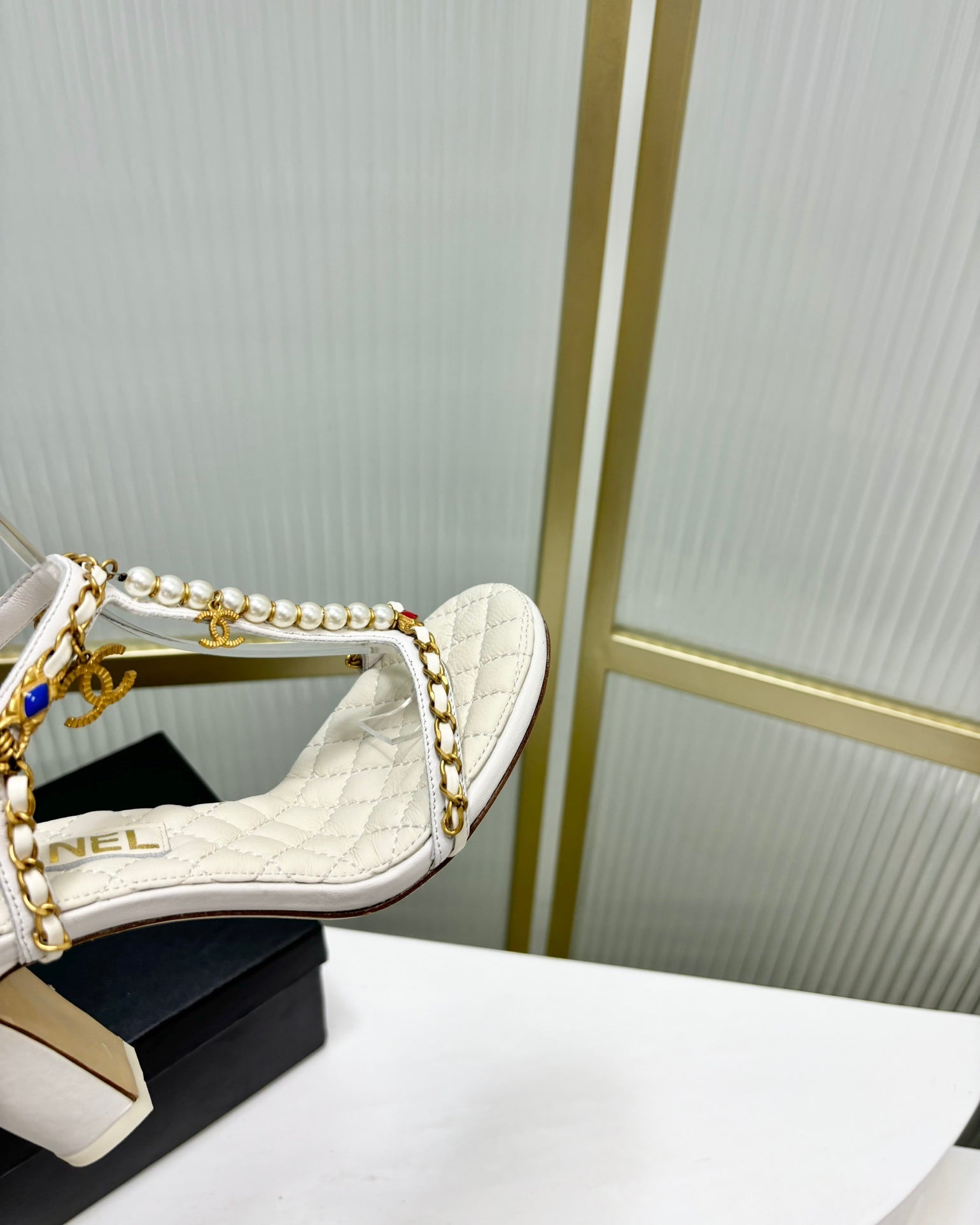 HIGH HEELS PEARL CHAIN IN WHITE COWHIDE