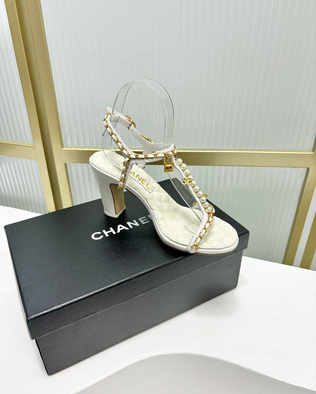 HIGH HEELS PEARL CHAIN IN WHITE COWHIDE