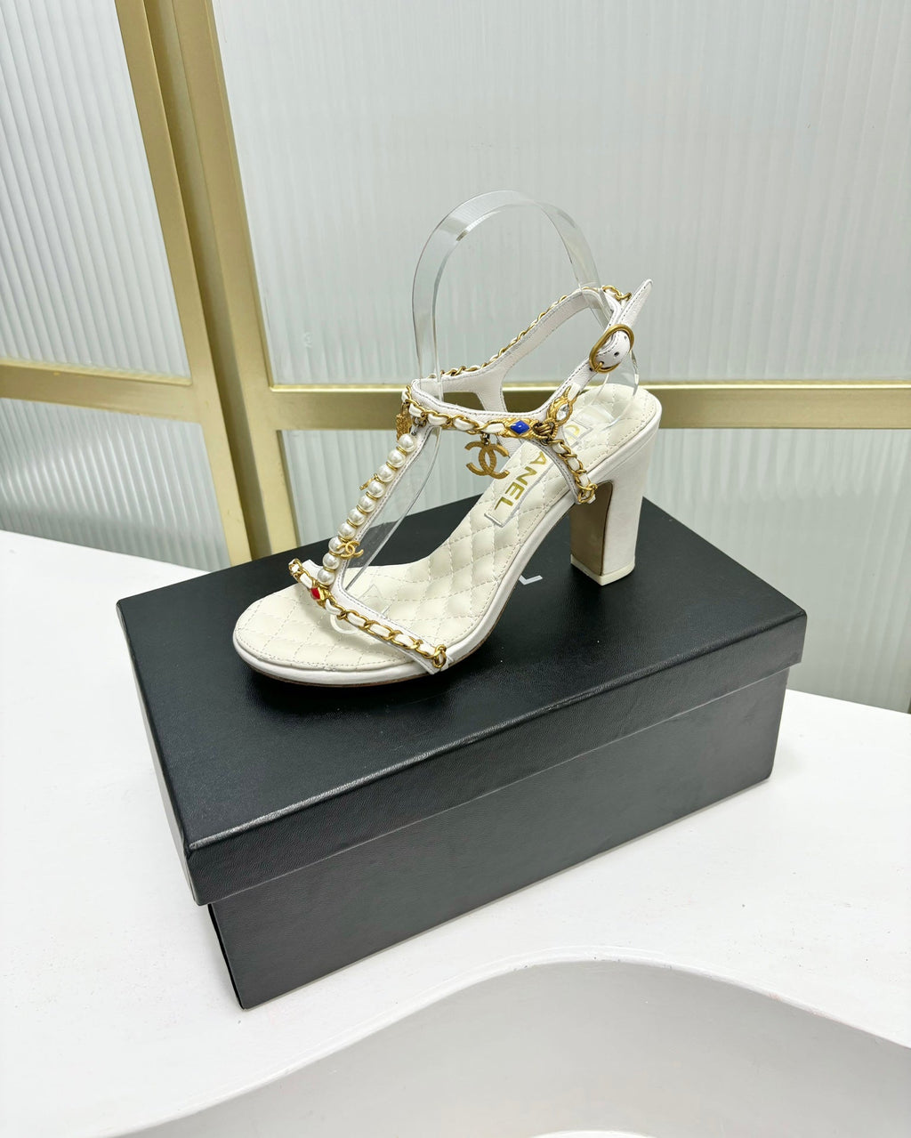 HIGH HEELS PEARL CHAIN IN WHITE COWHIDE