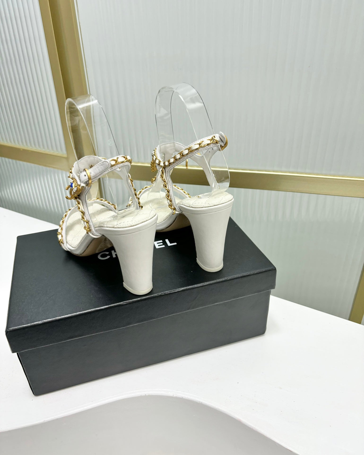 HIGH HEELS PEARL CHAIN IN WHITE COWHIDE