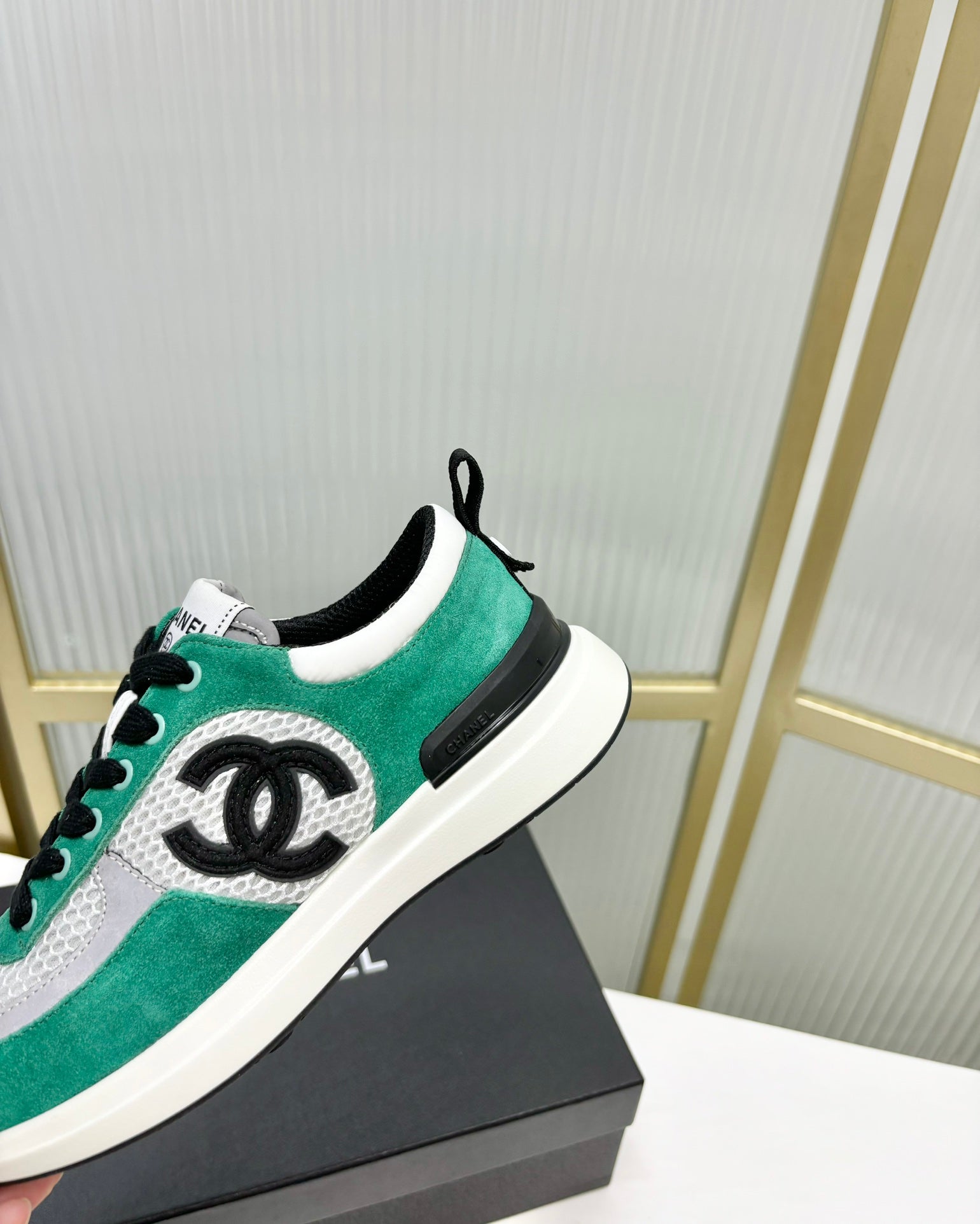 SNEAKER IN JADE GREEN SUEDE AND GREY BREATHABLE MESH