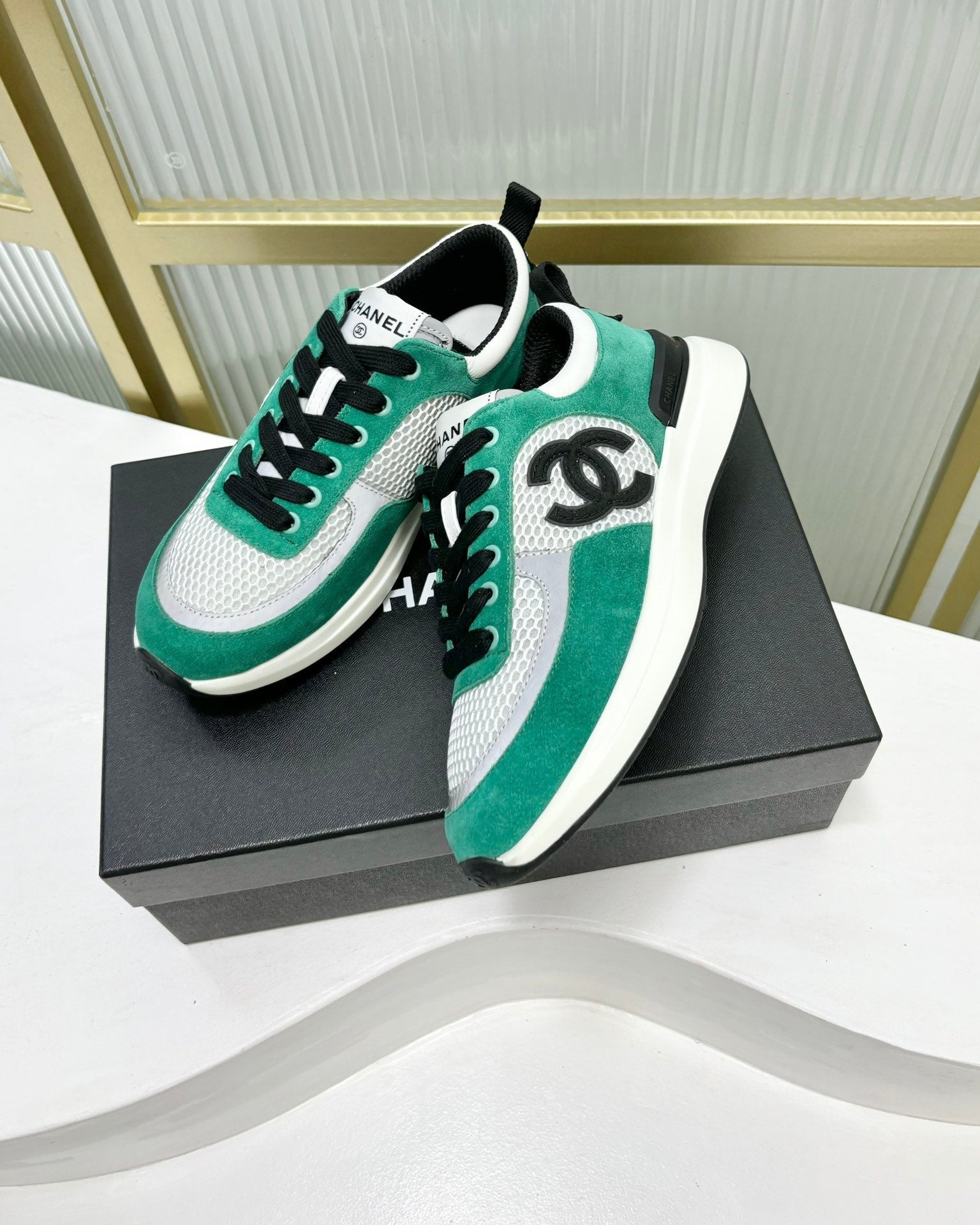 SNEAKER IN JADE GREEN SUEDE AND GREY BREATHABLE MESH