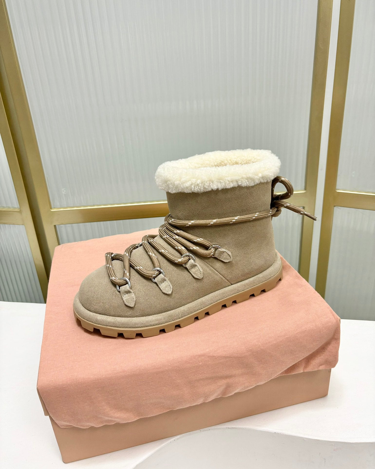 LACE-UP ANKLE BOOTS IN BEIGE SUEDE AND FLEECE LINING