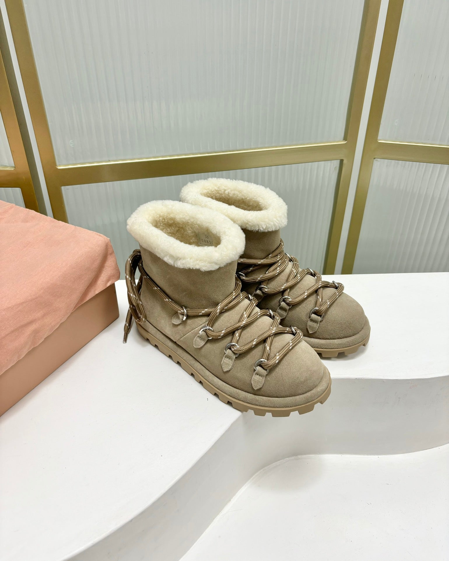 LACE-UP ANKLE BOOTS IN BEIGE SUEDE AND FLEECE LINING