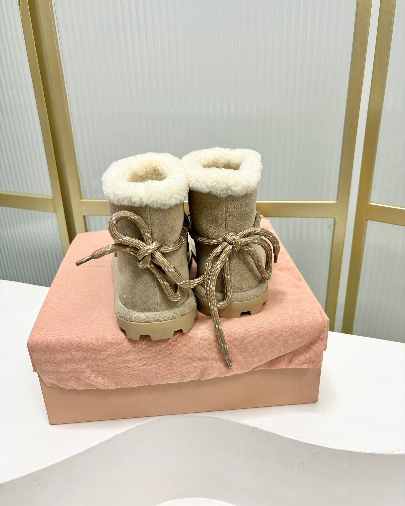 LACE-UP ANKLE BOOTS IN BEIGE SUEDE AND FLEECE LINING