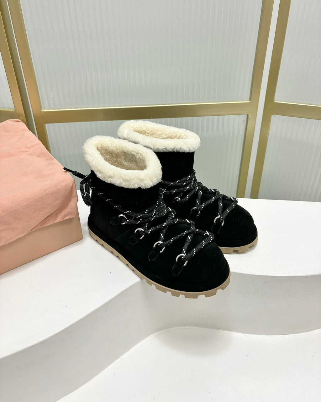 LACE-UP ANKLE BOOTS IN BLACK SUEDE AND FLEECE LINING