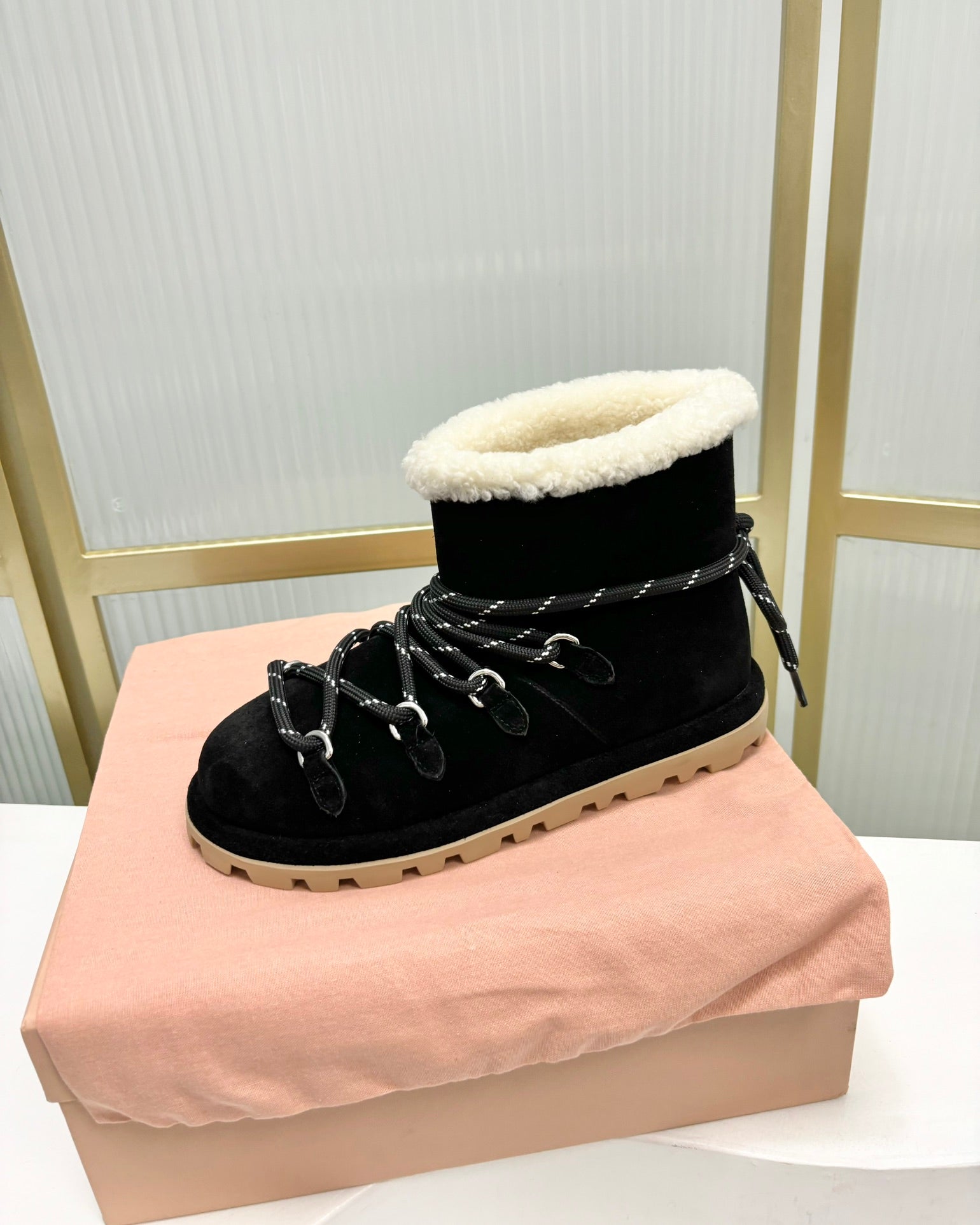 LACE-UP ANKLE BOOTS IN BLACK SUEDE AND FLEECE LINING