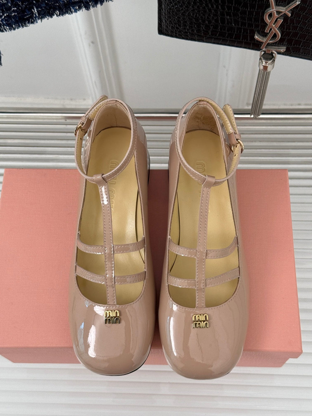 BALLET PUMPS WITH STRAP IN BEIGE GLOSSY LAMBSKIN