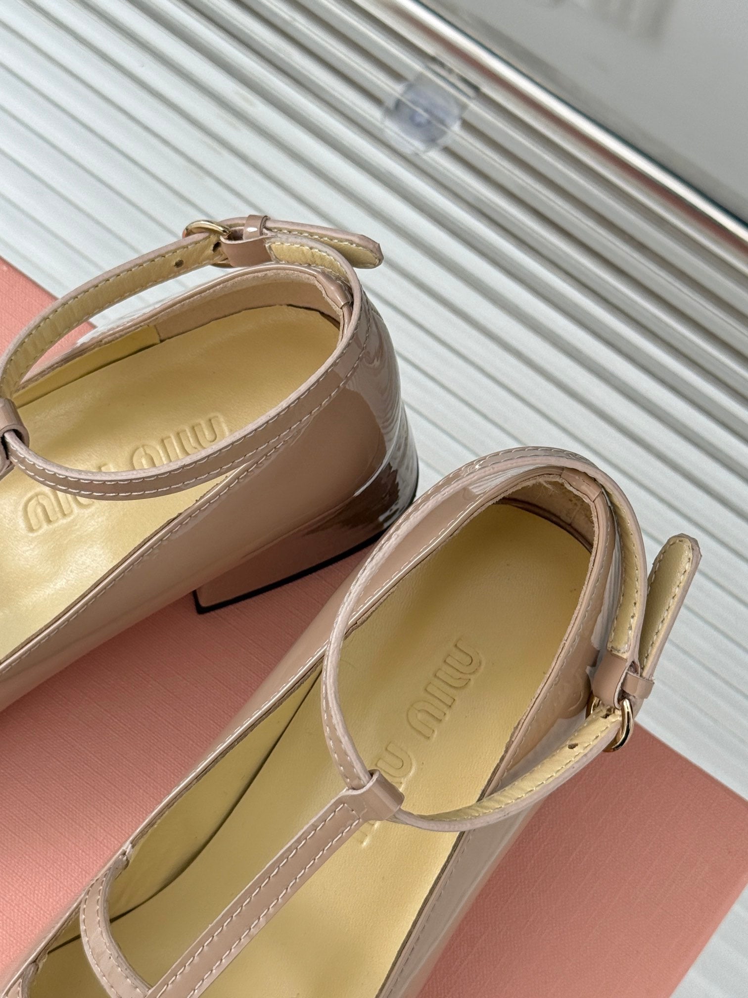 BALLET PUMPS WITH STRAP IN BEIGE GLOSSY LAMBSKIN