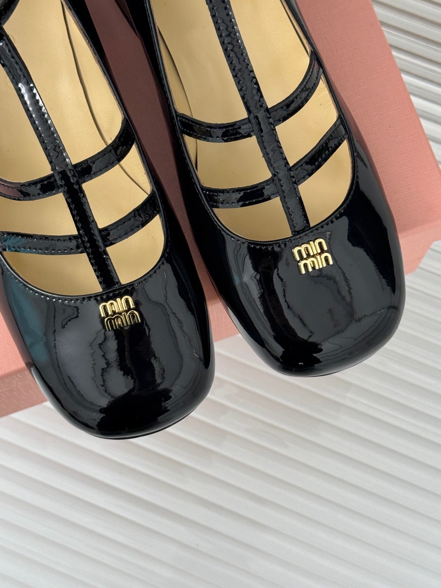 BALLET PUMPS WITH STRAP IN BLACK GLOSSY LAMBSKIN