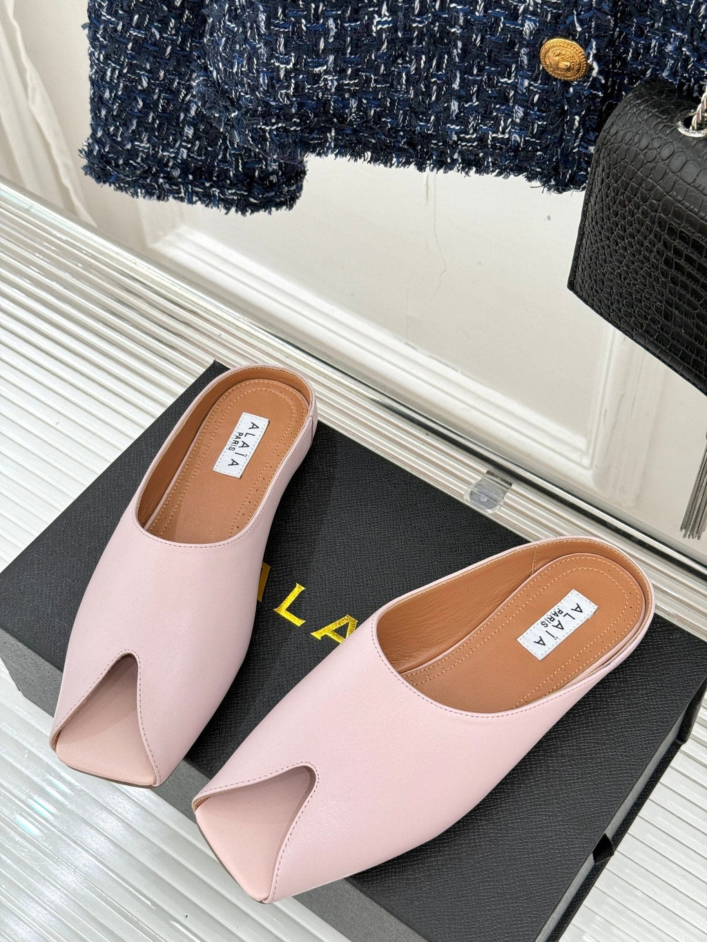 ALAIA FLAT MULE IN LIGHT PINK LAMBSKIN