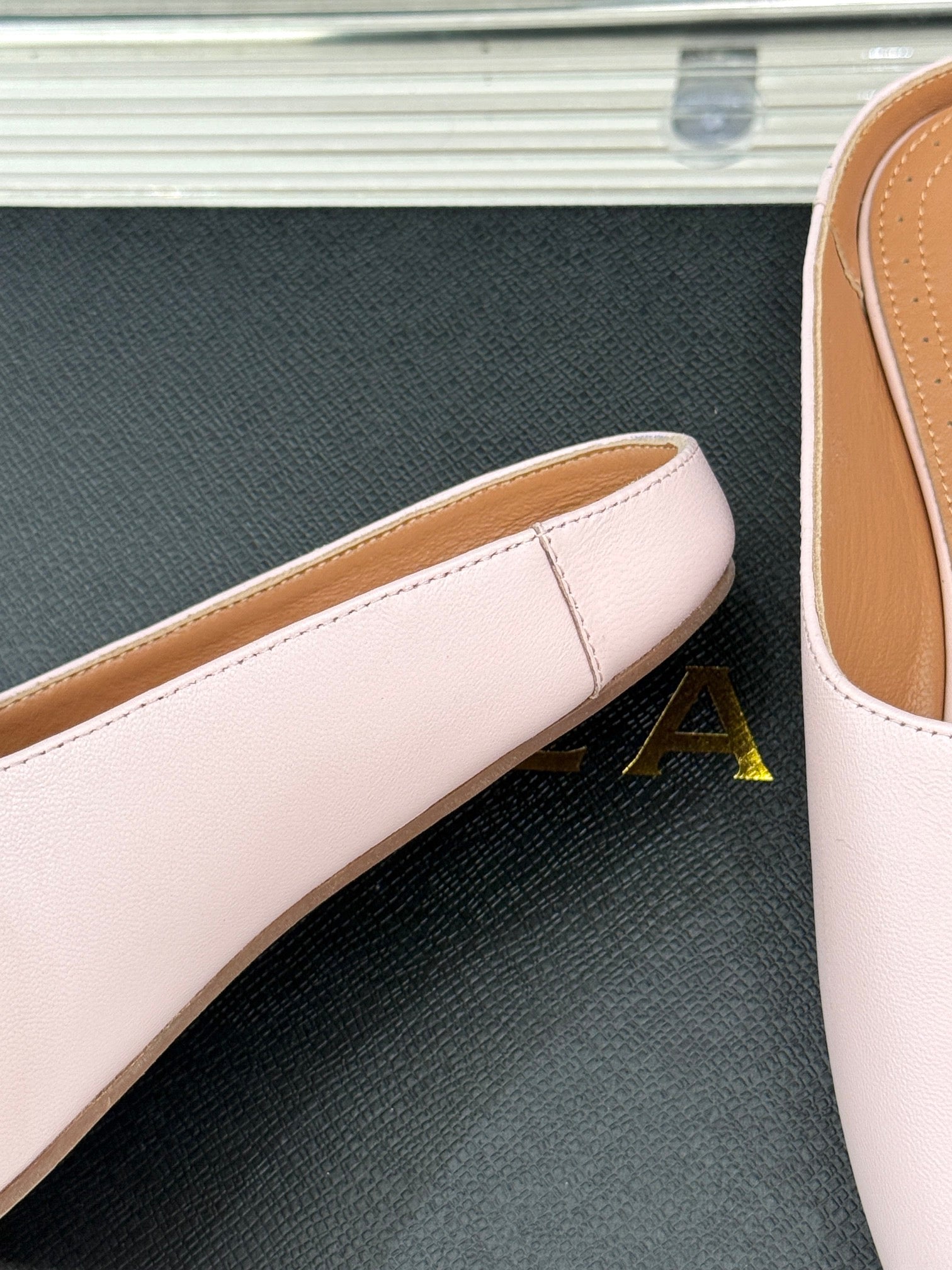 ALAIA FLAT MULE IN LIGHT PINK LAMBSKIN