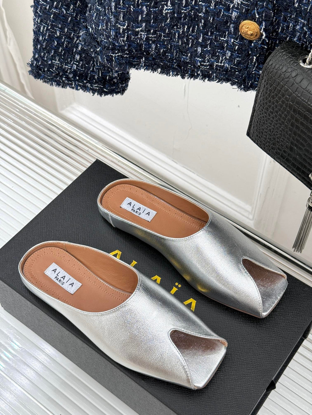 ALAIA FLAT MULE IN SILVER LAMBSKIN