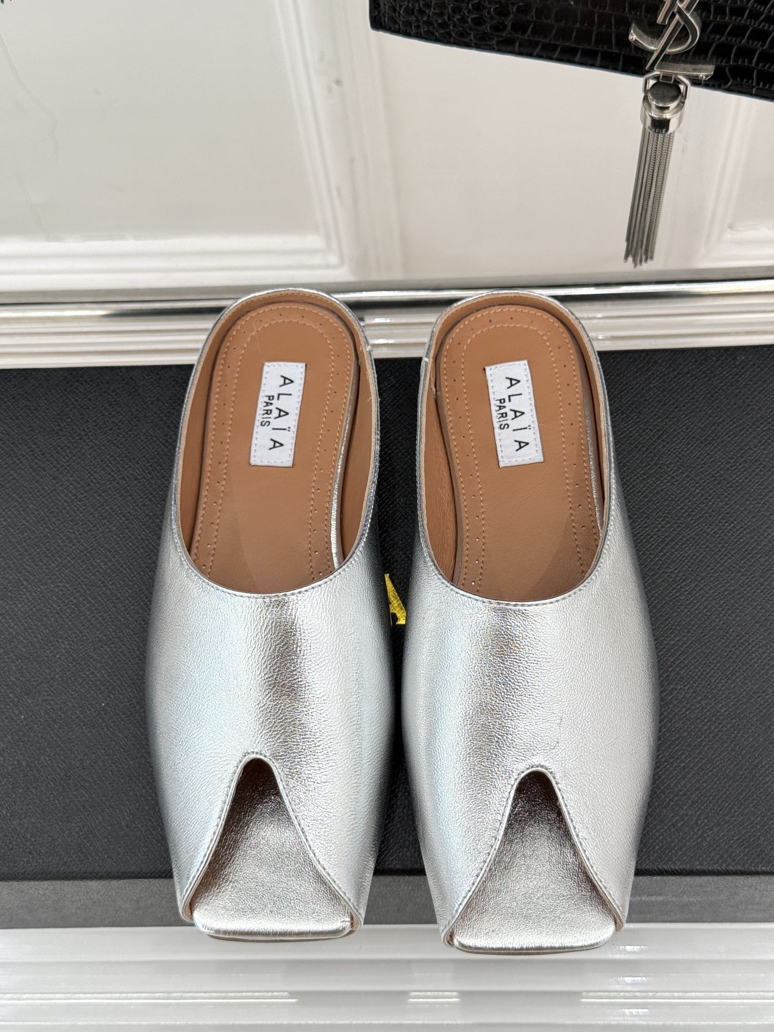 ALAIA FLAT MULE IN SILVER LAMBSKIN