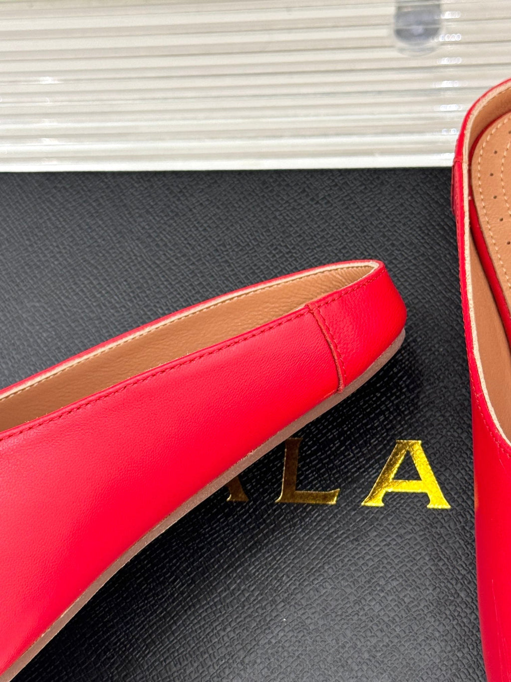 ALAIA FLAT MULE IN CRIMSON RED LAMBSKIN
