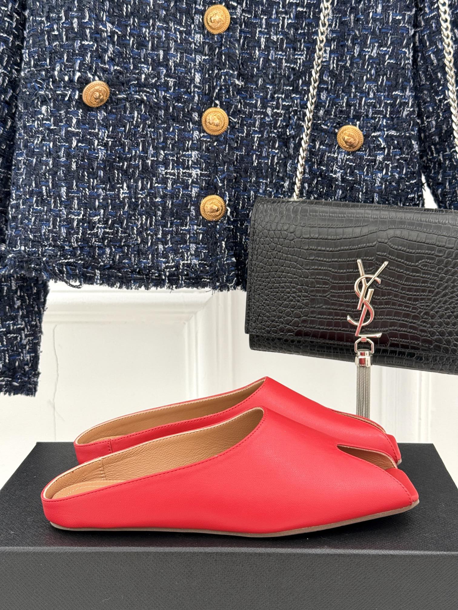 ALAIA FLAT MULE IN CRIMSON RED LAMBSKIN