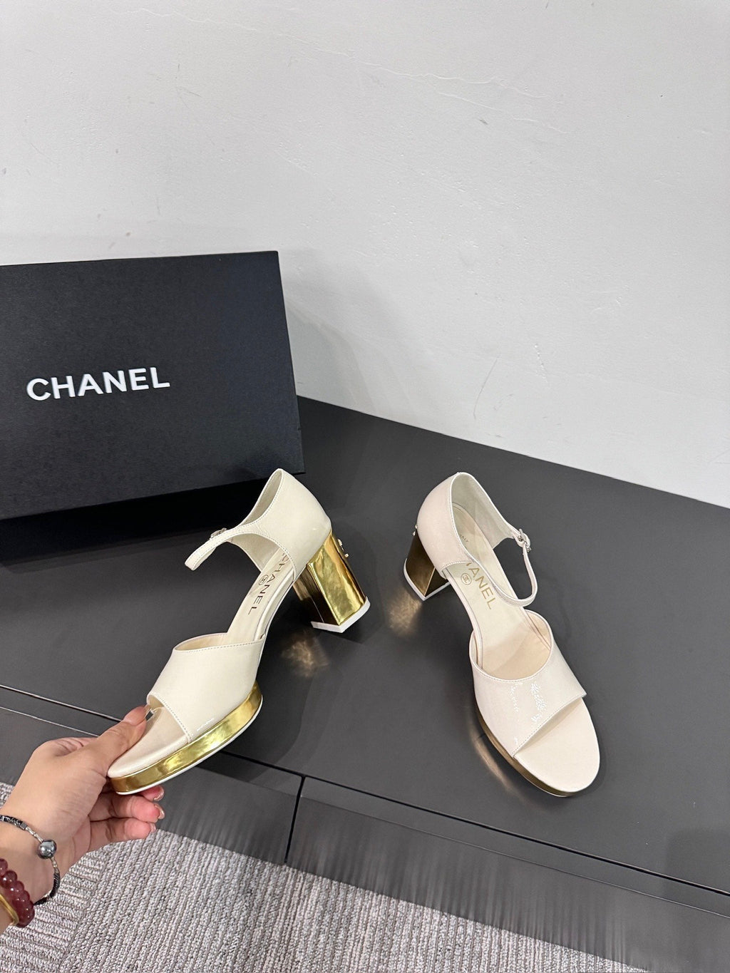 BLOCK HEEL SANDALS WHITE SHEEPSKIN