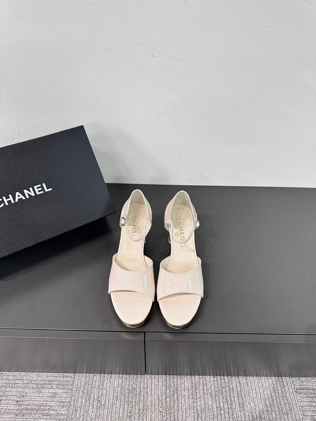 BLOCK HEEL SANDALS WHITE SHEEPSKIN