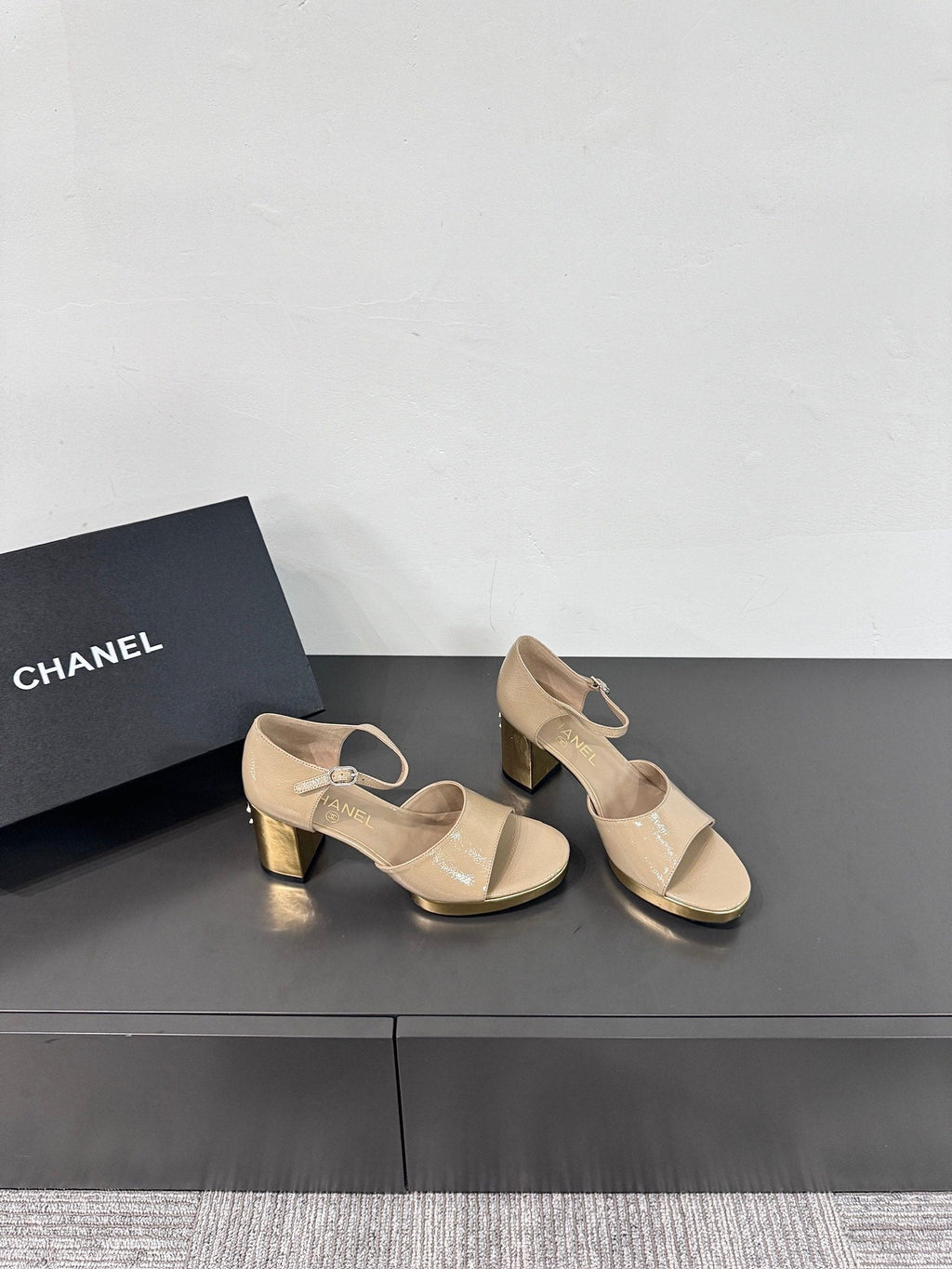 BLOCK HEEL SANDALS BEIGE SHEEPSKIN