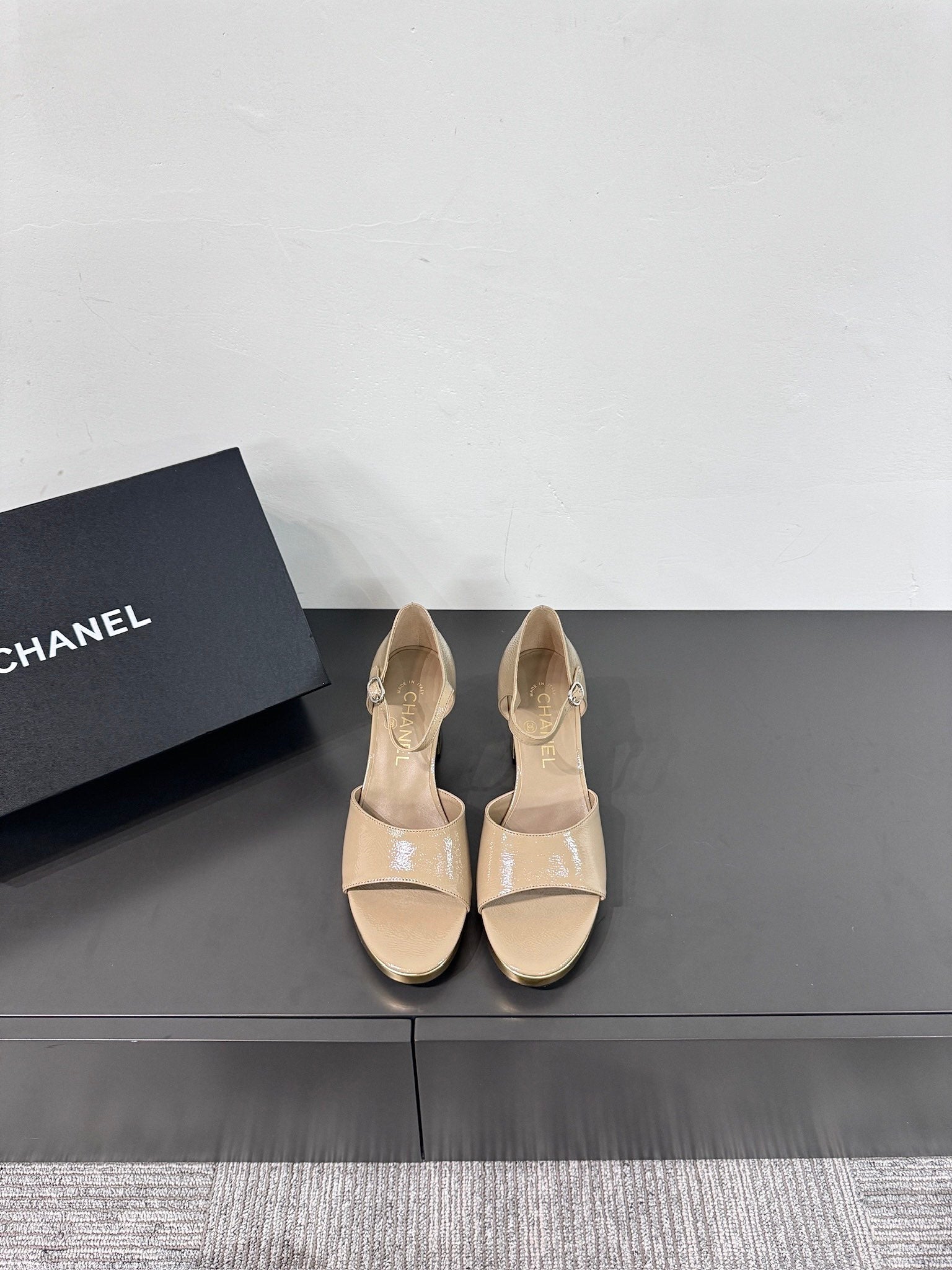 BLOCK HEEL SANDALS BEIGE SHEEPSKIN