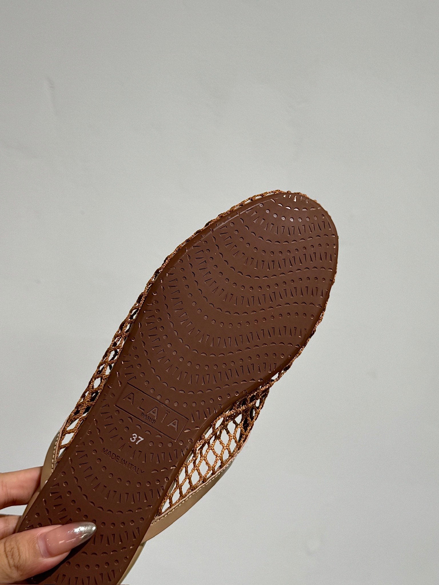 ALAIA FLAT MULES IN COPPER BROWN MESH FISHNET