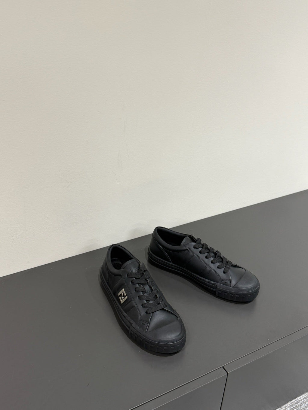 FF TRAINER SNEAKER IN BLACK CALFSKIN