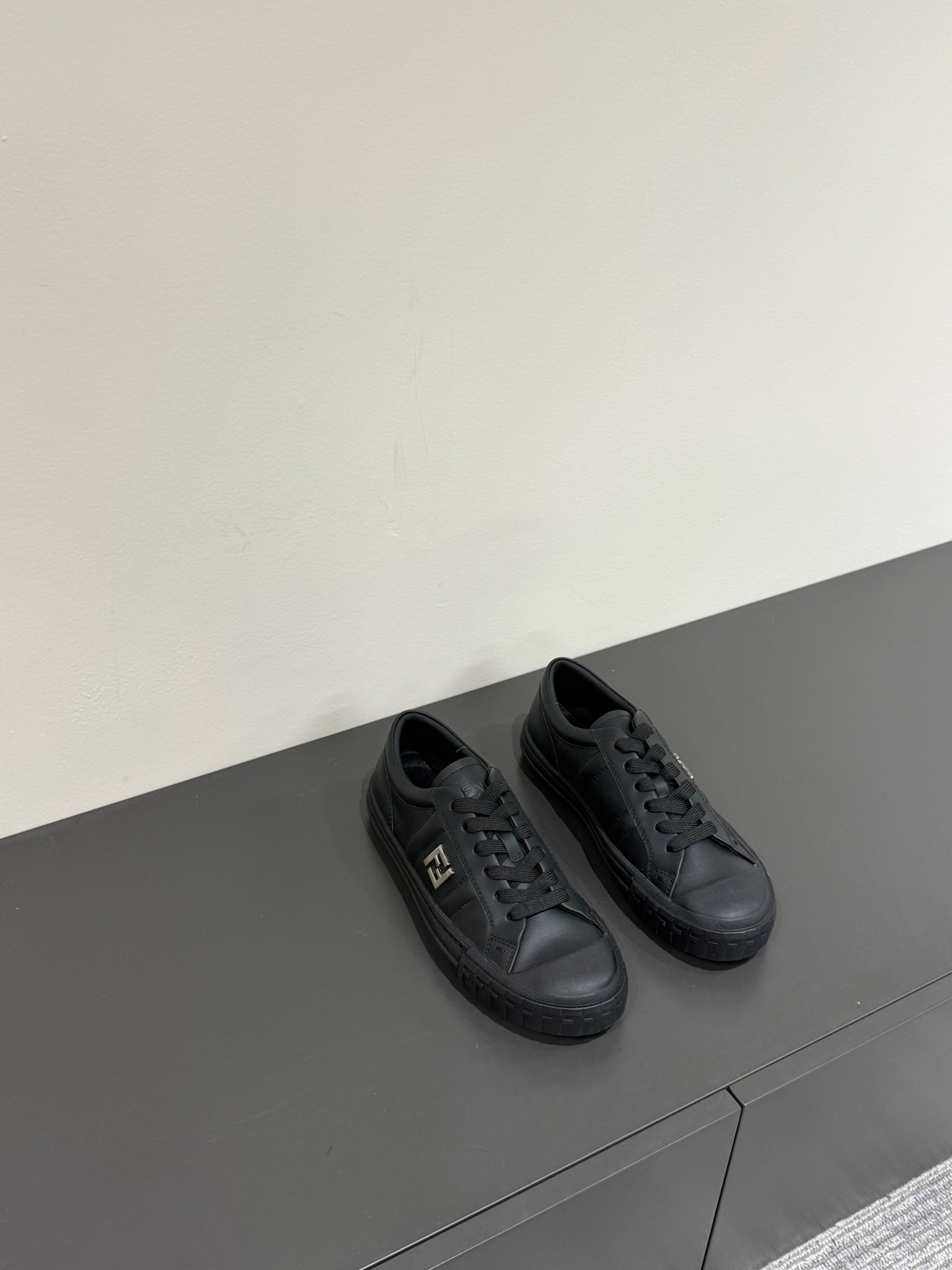 FF TRAINER SNEAKER IN BLACK CALFSKIN