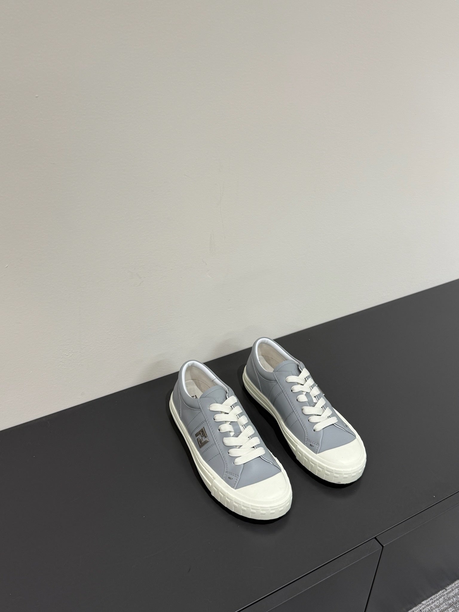 FF TRAINER SNEAKER IN DOLPHIN GRAY MIX WHITE CALFSKIN