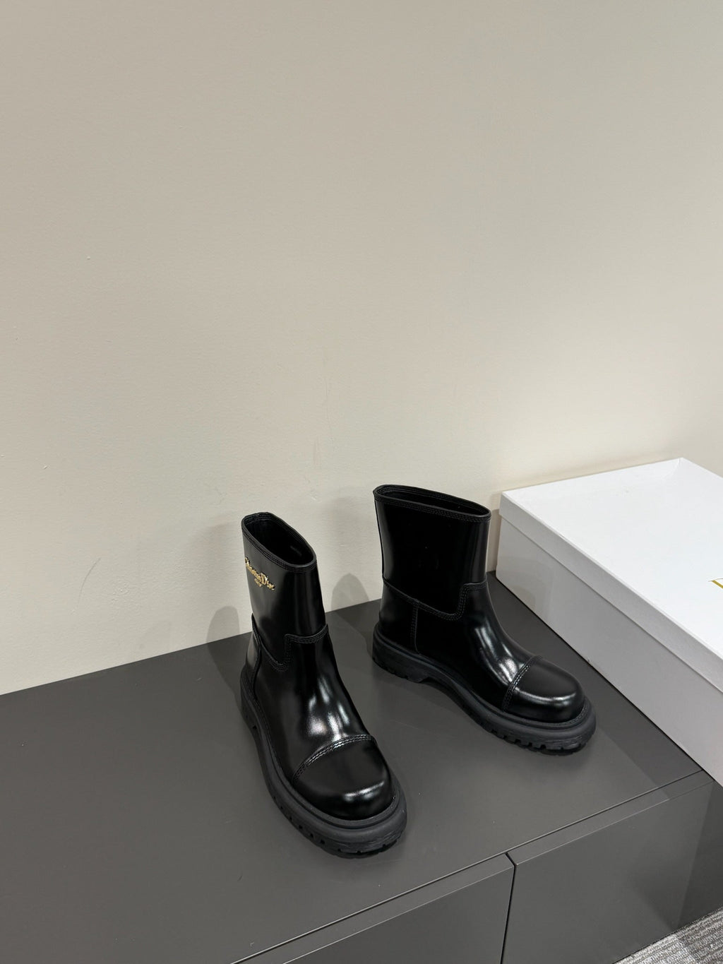 D-TOWN ANKLE BOOTS IN BLACK PATENT CALFSKIN