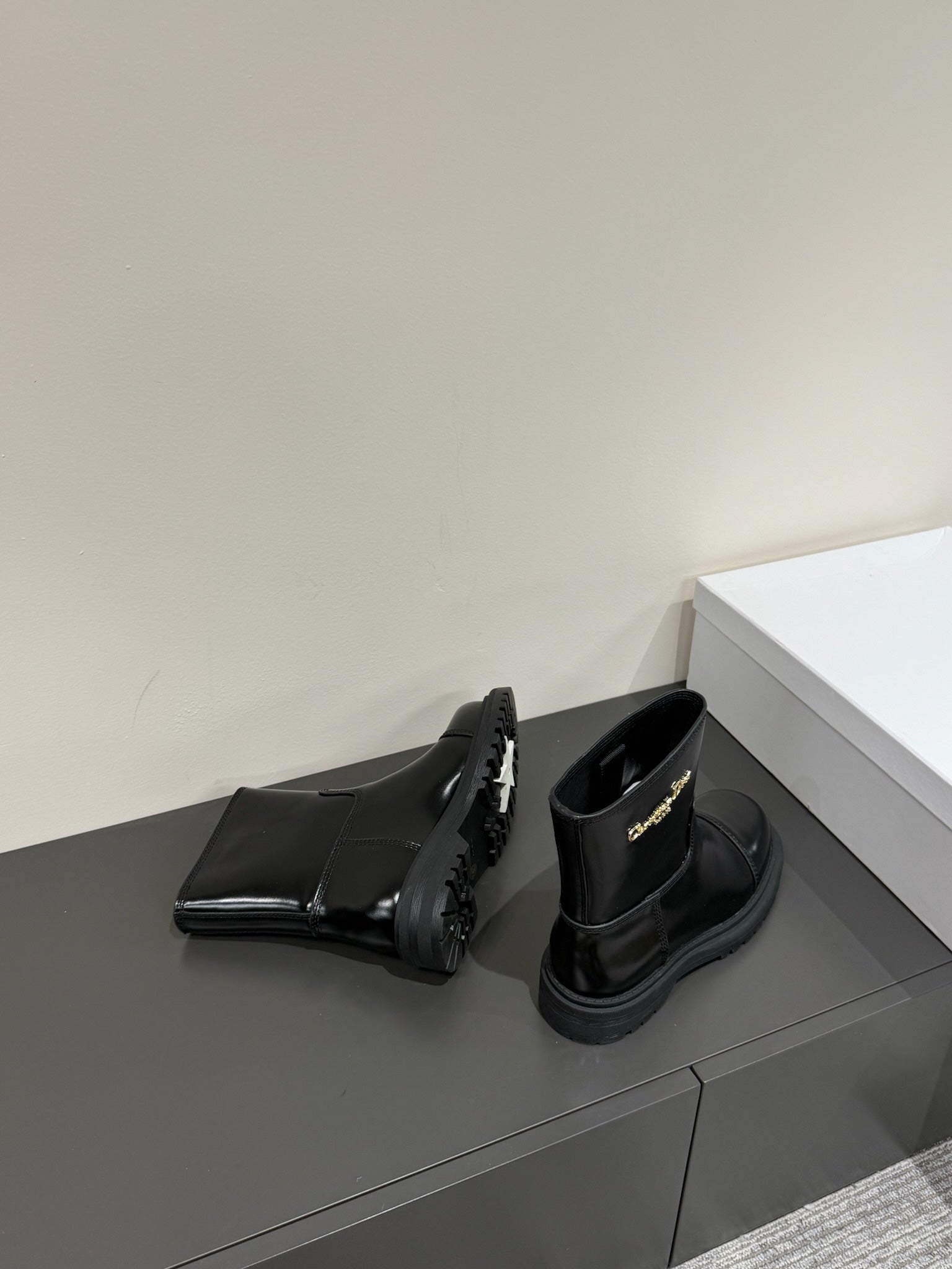 D-TOWN ANKLE BOOTS IN BLACK PATENT CALFSKIN