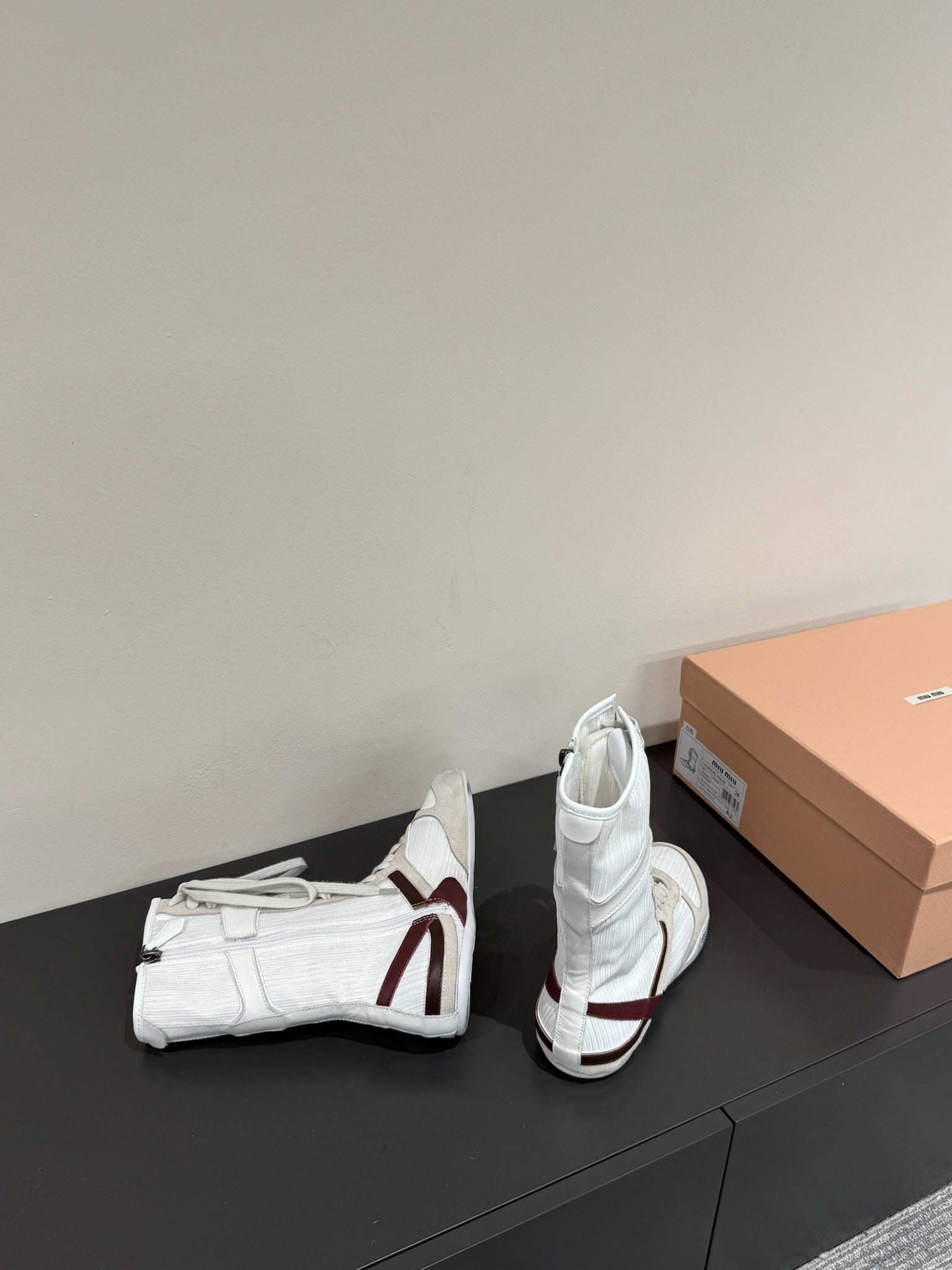 LACE-UP BOOTS IN BEIGE SUEDE AND WHITE MESH