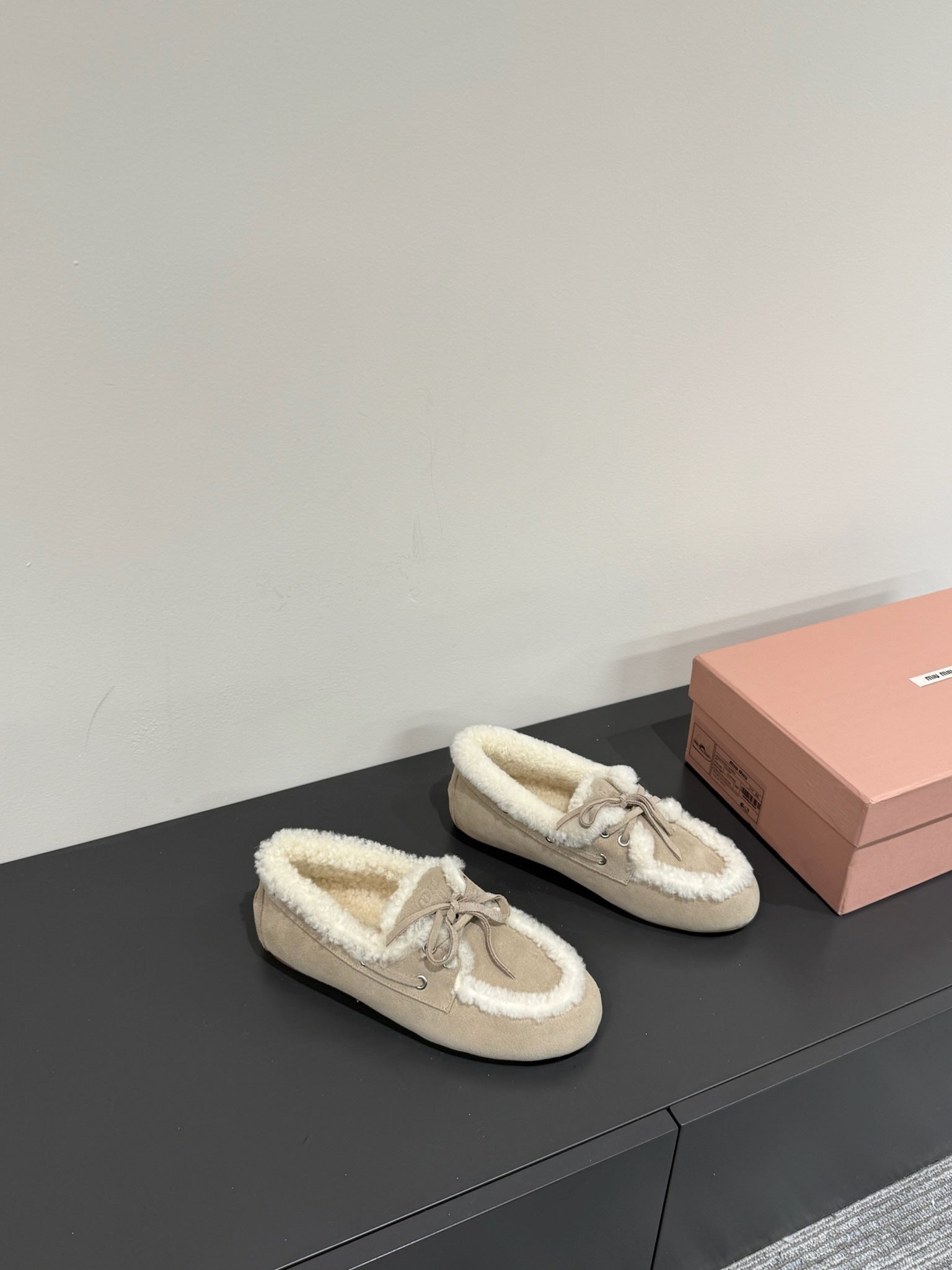 LACE-UP LOAFERS IN BEIGE SUEDE AND WHITE FLEECE LINING