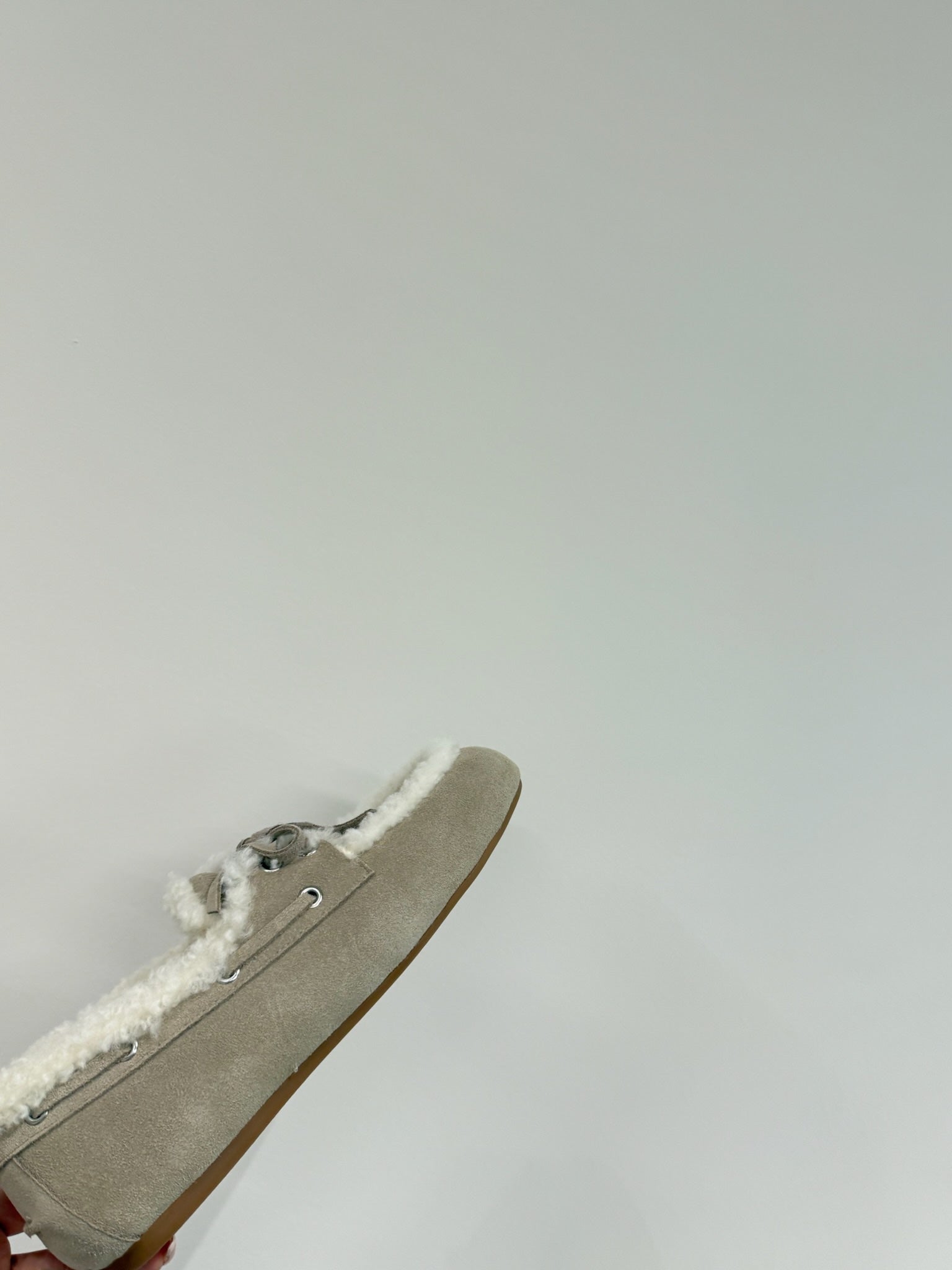 LACE-UP LOAFERS IN BEIGE SUEDE AND WHITE FLEECE LINING