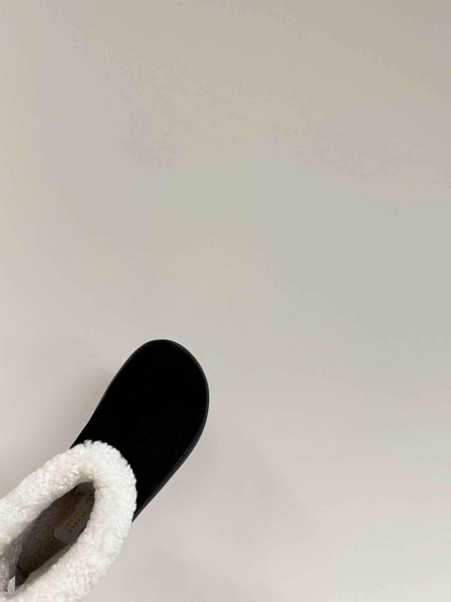 ANKLE BOOTS IN BLACK SUEDE AND FLEECE LINING