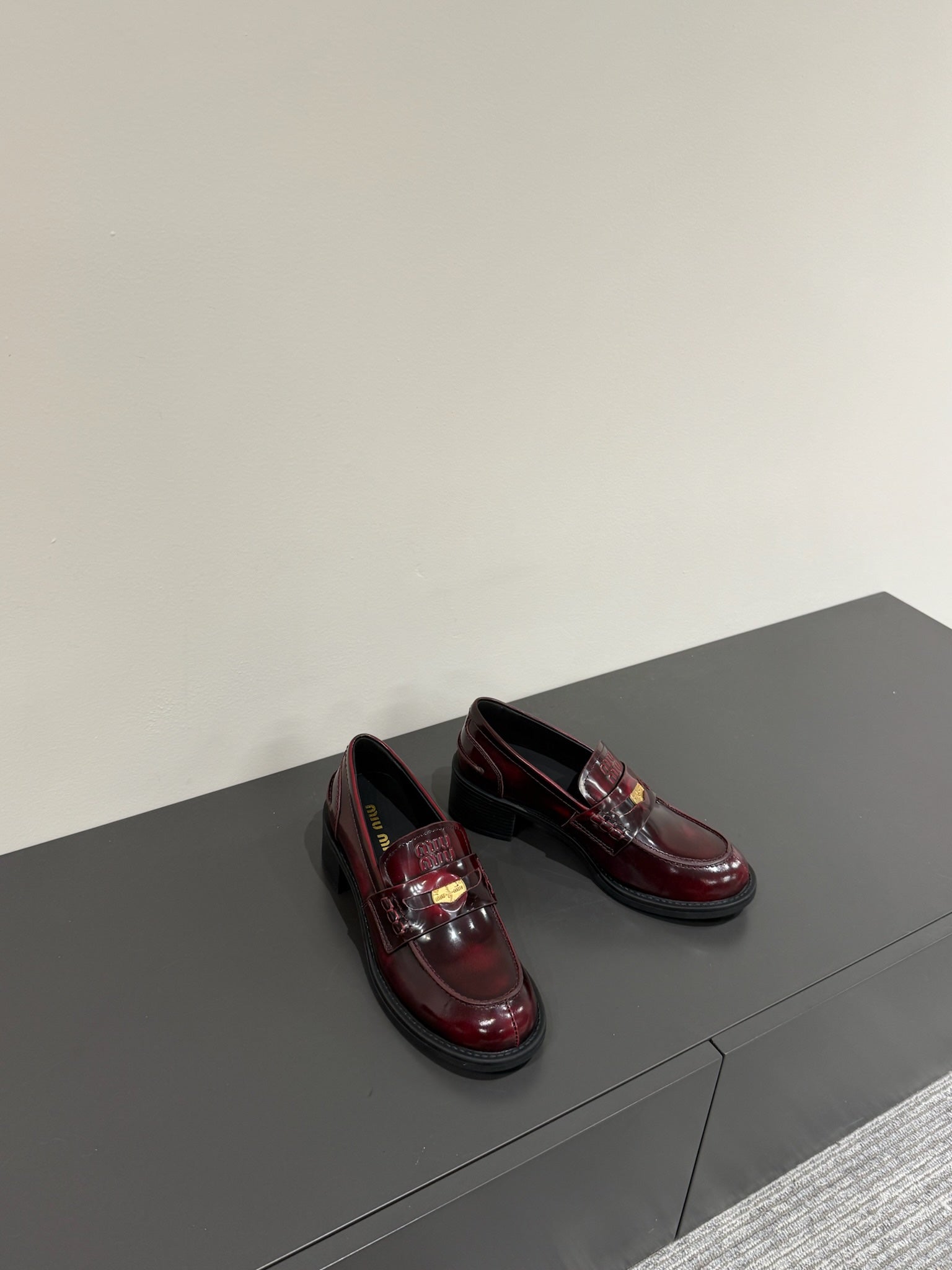LOAFER WITH GOLD COIN IN CRIMSON GLOSSY CALFSKIN
