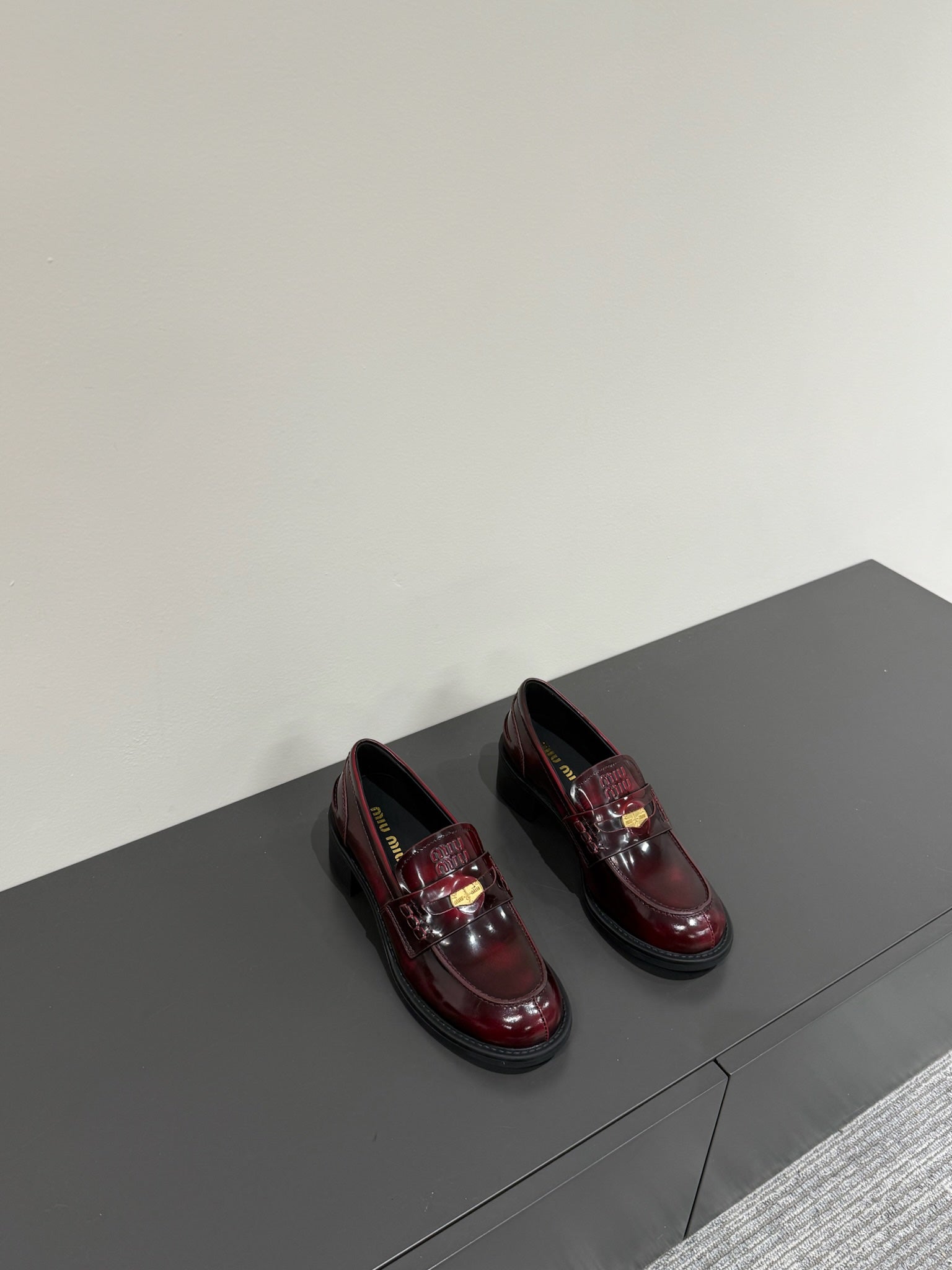 LOAFER WITH GOLD COIN IN CRIMSON GLOSSY CALFSKIN