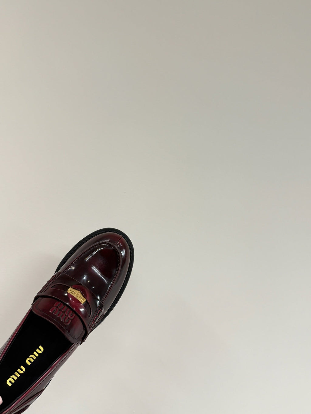 LOAFER WITH GOLD COIN IN CRIMSON GLOSSY CALFSKIN