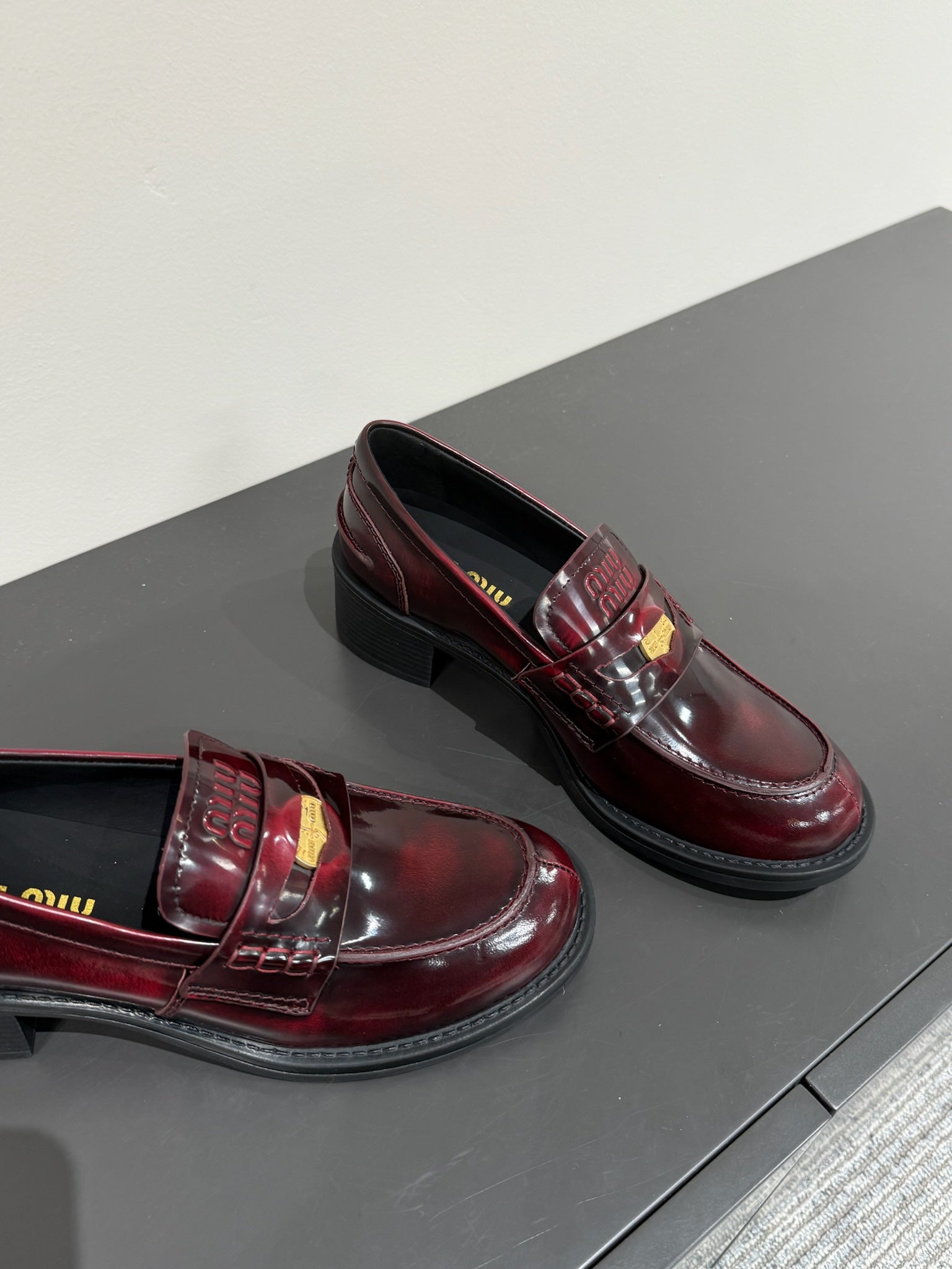 LOAFER WITH GOLD COIN IN CRIMSON GLOSSY CALFSKIN