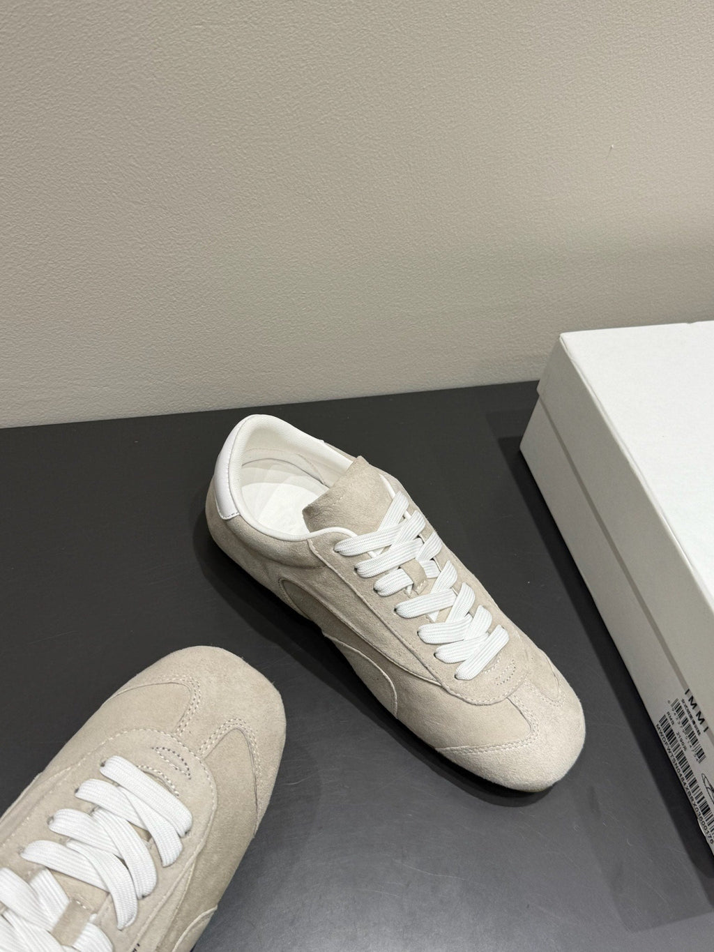 LACE-UP SNEAKER IN BEIGE SUEDE