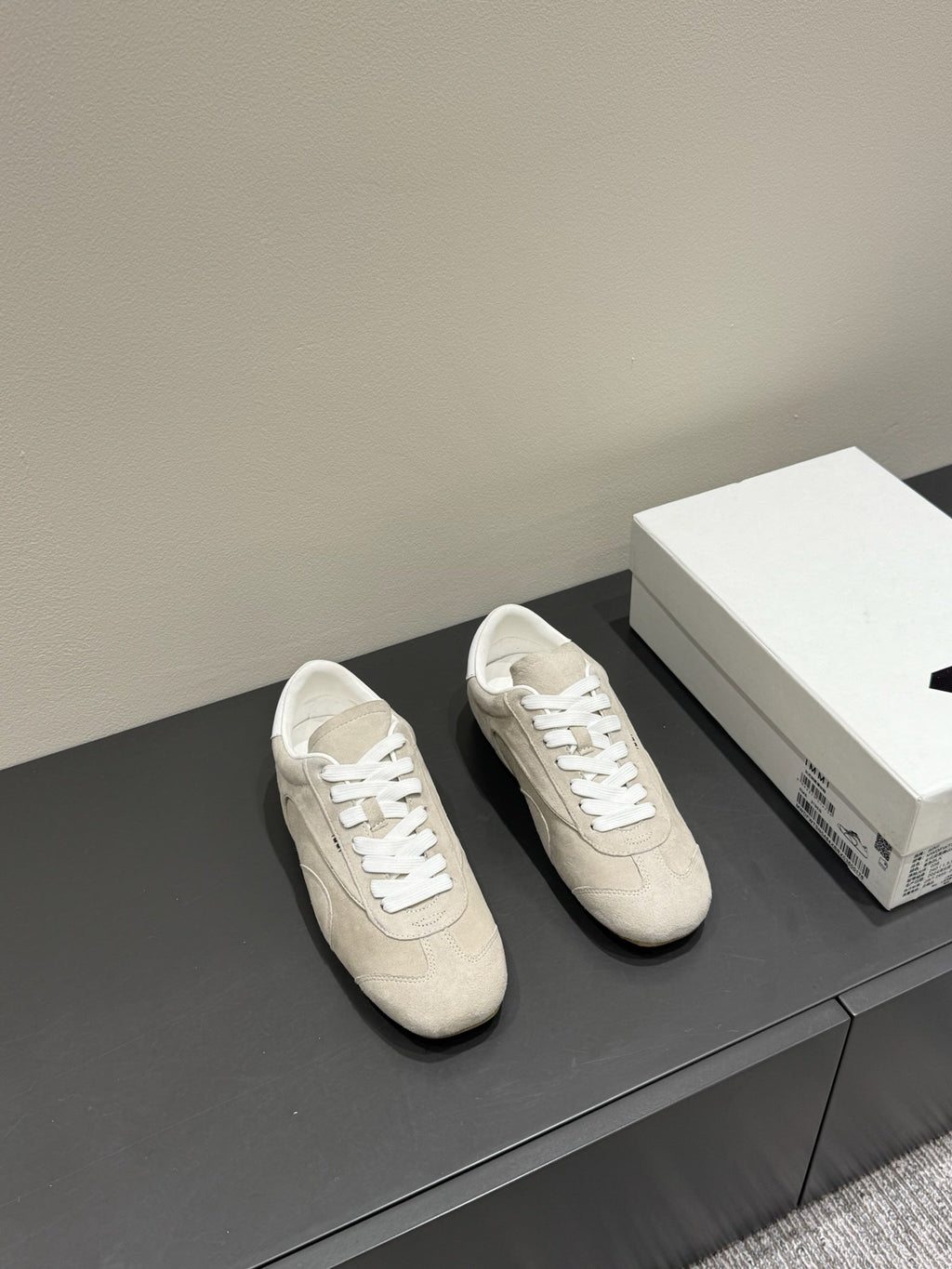 LACE-UP SNEAKER IN BEIGE SUEDE